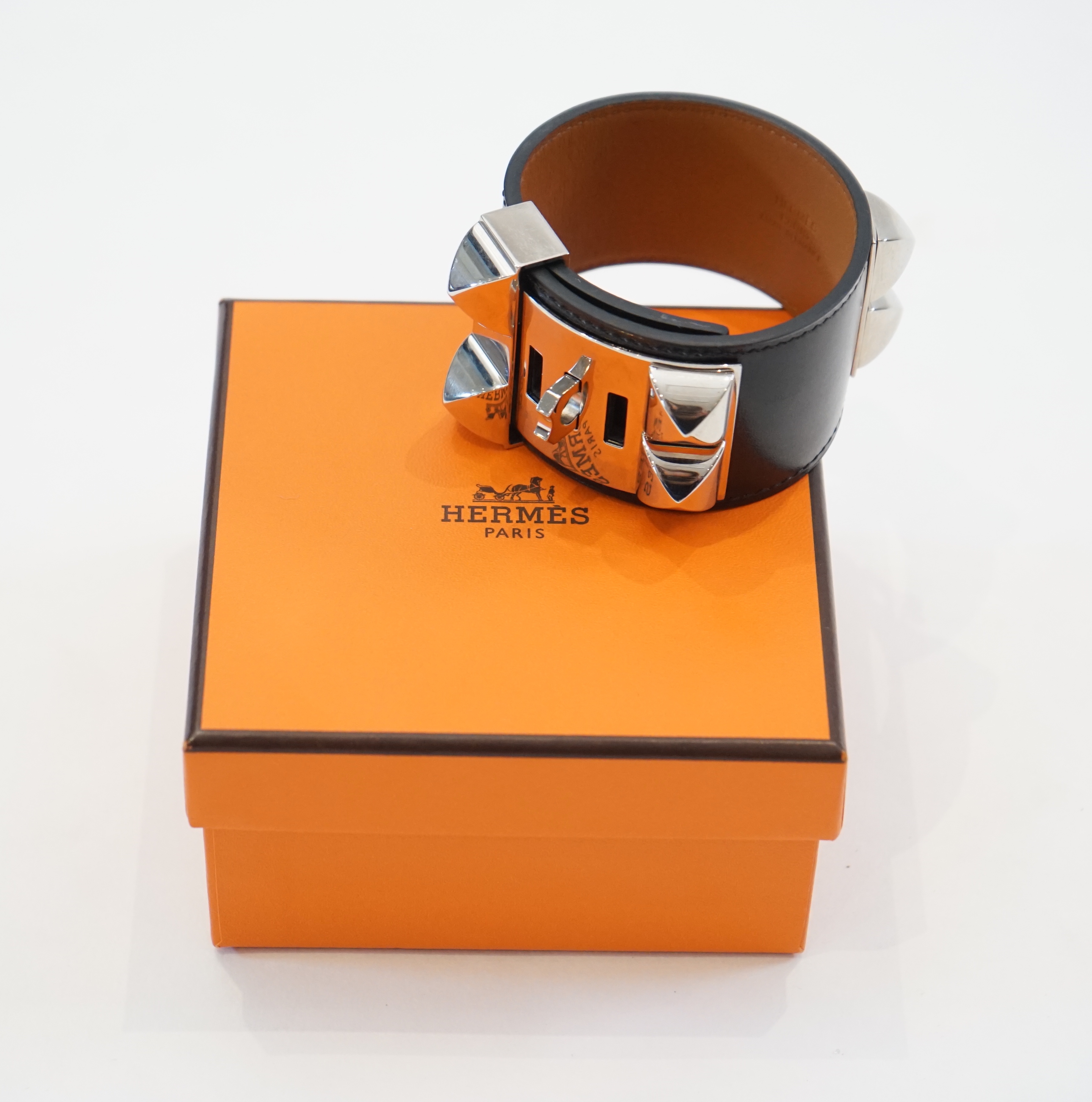 An Hermès Collier De Chien bracelet in black calf leather wrist size approx. 24cm, width: 4cm